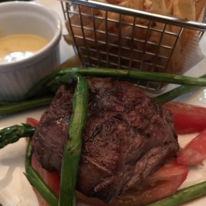 Lomito al grill con bearnesa y papas rusticas