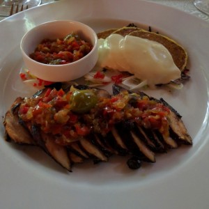 Pollo laqueado con cachapa y guiso. 