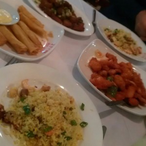 arroz pollo agridulce lumpias de camaron
