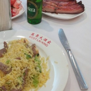costillas y arroz carne y camarones