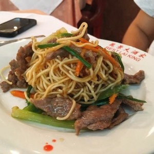 tallarines con vegetales y lomito