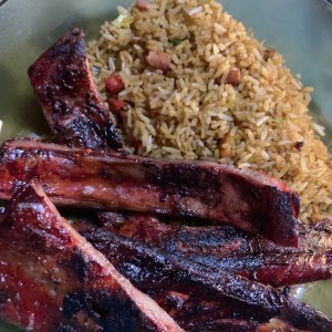 Arroz frito especial y costillas asadas