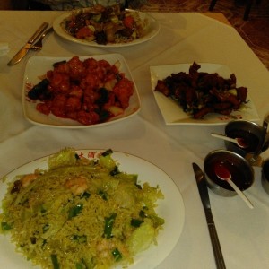 Arroz con camarones, tallarines mixtos, pollo en salsa agridulce y costillas en sal y pimienta