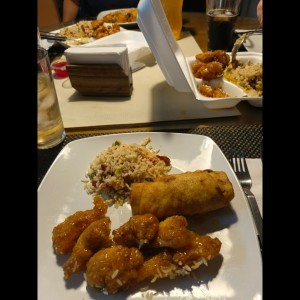 Pollo con miel, arroz buda y lumpia 