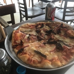 pizza con jamon y tomate seco 