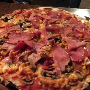 Pizza quatro con extra de jamon cerrano y tocino