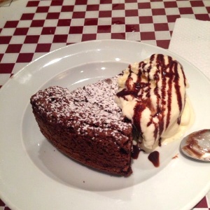 Brownie con helado 