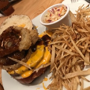 Sebucan (pan tipo pretzel, carne de res 115g termino medio)