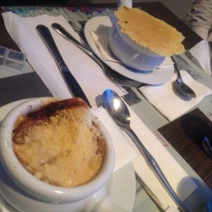 Sopa de cebolla y sopa de tomate. 