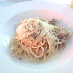 Pasta con solomo y salsa de queso azul
