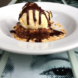 Brownie con helado