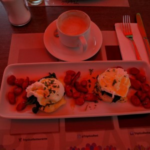 Huevos benedictinos con chistorras  ?