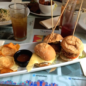 Triptico de hamburguesas con chips