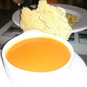 Crema de tomates con casabe de queso (espectacular)