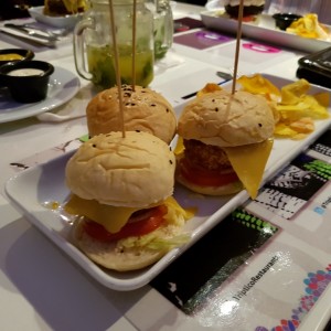 Triptico de Hamburguesas (Chorizo, Pollo Crispy y Res) 