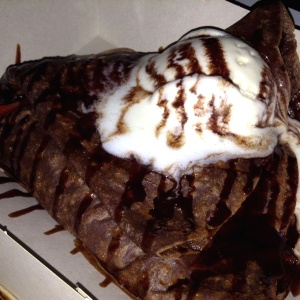 Crepe choco choco con fresas y helado