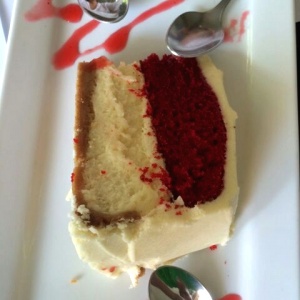 Red velvet cheesecake. Lo mejor!  Pero casi bsf.400 ese pedacito