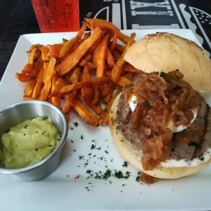 Francesa burger con batata chips.