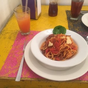 pasta con salsa roja