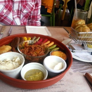 Plato degustacion + empanaditas de platano rellenas de polli