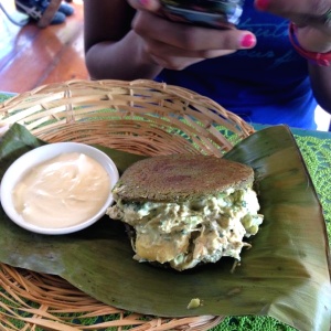 Arepa verde con reina pepiada