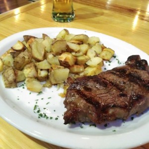 Mini bife de chorizo con papas al horno