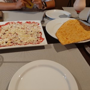 Carpaccio de lomito con casabe. Muy bueno!!