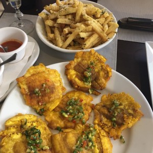 tostones y papas trufadas