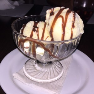 Helado de Mantecado con Sirop de Chocolate