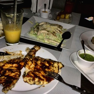 Patacones, ensalada cesar, milho frito, pollo en salsa bbq y espetada de pollo. 