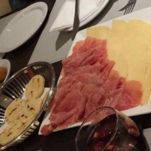 arepitas asadas con queso manchego y jamon serrano
