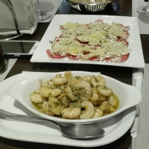 Camarones al ajillo y Carpaccio de Lomito