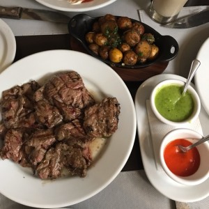 Bife de Chorizo con papitas colombianas