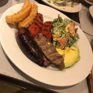Bife de Chorizo + Chorizo + Yuca Frita + Ensalada Sandrita.