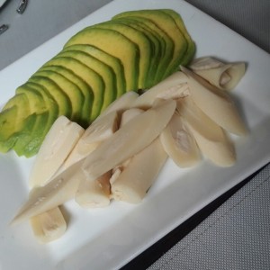 ensalada de aguacate y palmito