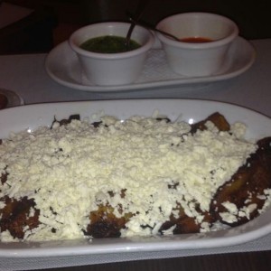 Tajadas con Queso, Excelentes, Guasacaca y Picante para todo