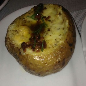 Papa Horneada, con Queso, Tocineta y Cebollin, Buena