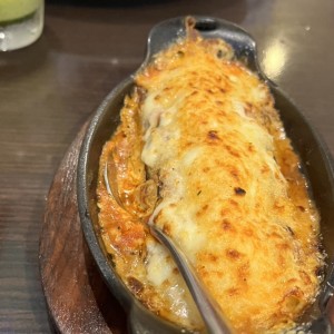 Entollado de berenjena gratinada en salsa napoli y queso de cabra