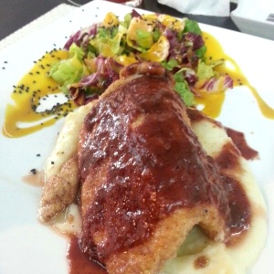 Pollo a la maracucha con ensalada amazona