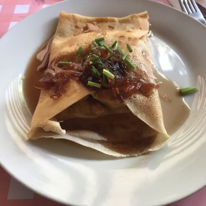 crepe de pollo y mermelada de cebolla