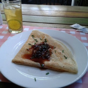 Crepe de queso de cabra fuerte con nueces y vegetales, con extra de mermelada de cebolla