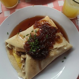 Crepe de pollo, queso y cebolla acaramelizada.