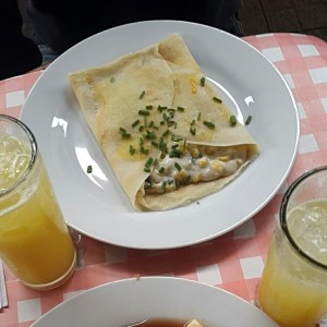 Crepe de queso con salsa de maiz.