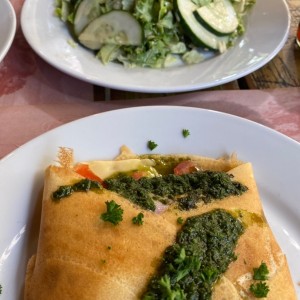 Ensalada verde y crepe de jamon, queso gouda, tomates y pesto