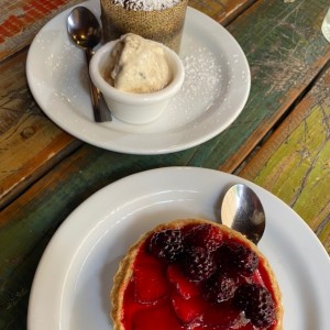 Fondant de chocolate con helado y tartaleta de fresas y moras