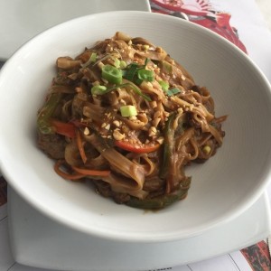 La foto anterior es Curry de Pollo y este es el Pad Thai