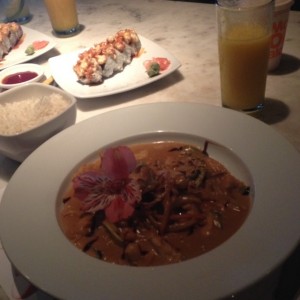 pollo al curri y  skin salmon suchi