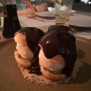 Profiteroles con helado de sarrapia