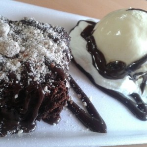 Brownie con helado 