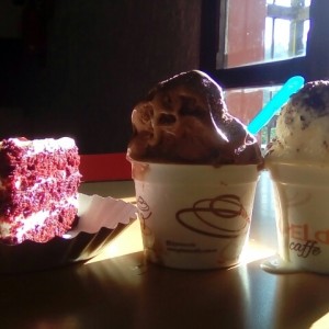 Torta red velvet, tinita de chocohabana y fresa, tinita de brownie y parchita